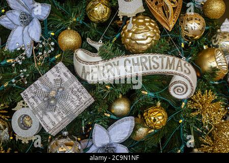 Une photographie plein cadre de décorations sur un arbre de Noël Banque D'Images