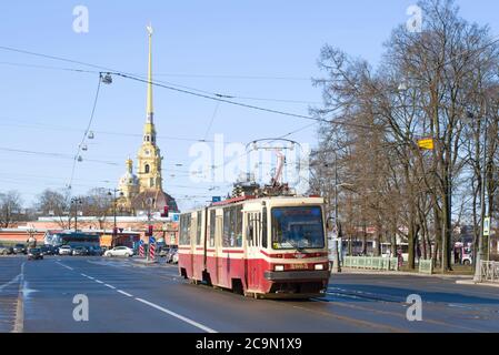 SAINT-PÉTERSBOURG, RUSSIE - 07 AVRIL 2018 : tramway 6 de la route contre la flèche de la cathédrale Pierre-et-Paul le jour d'avril Banque D'Images