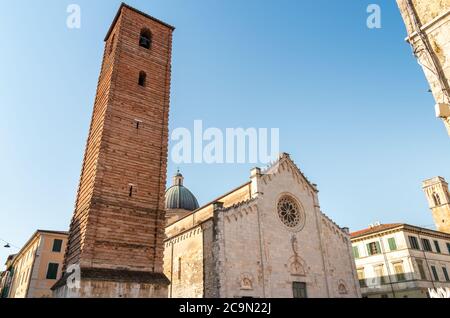 Vue sur la cathédrale de Pietrasanta, l'église de San Martino est le lieu principal de culte catholique à Versilia, province de Lucca, Toscane, Italie Banque D'Images