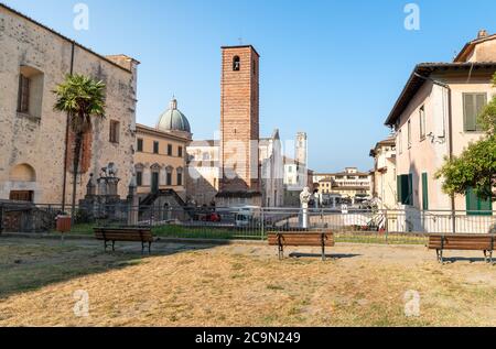 Pietrasanta, Toscane, Italie - 5 juillet 2019: Vue de la place principale avec la cathédrale Pietrasanta en Versilia, province de Lucca, Toscane, Italie Banque D'Images