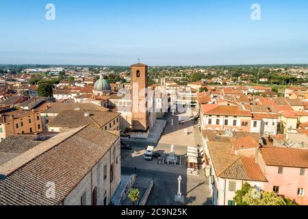 Vue aérienne de la petite ville de Pietrasanta dans Versilia nord de la Toscane dans la province de Lucca, place principale avec la cathédrale Duomo de Saint-Martin, Italie Banque D'Images