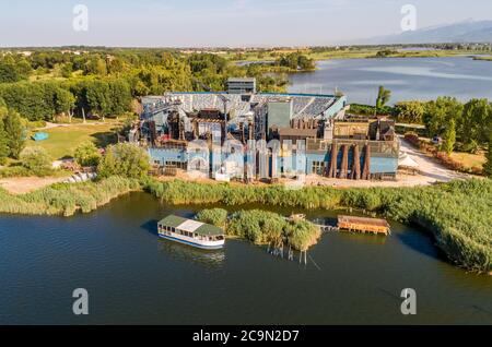 Vue aérienne du Grand Theate de Giacomo Puccini en plein air situé à Torre del Lago Puccini sur le lac Massaciuccoli à Viareggio, Toscane, Italie Banque D'Images