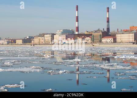 SAINT-PÉTERSBOURG, RUSSIE - 12 AVRIL 2018 : dérive de la glace de printemps sur la rivière Neva, sur fond de remblai de Sinopskaya Banque D'Images