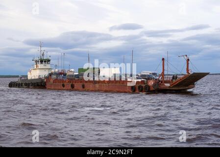 SALEKHARD, RUSSIE - 29 AOÛT 2018 : ferry pour voiture sur la rivière OB, dans une soirée d'été nuageux Banque D'Images