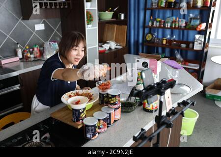 (200801) -- LIANYUNGANG, 1er août 2020 (Xinhua) -- UN streamer en direct vend de la nourriture par Internet à la ville de Haitou à Lianyungang, dans la province de Jiangsu, en Chine orientale, le 30 juillet 2020. Suite au boom chinois des plates-formes de diffusion en direct et du commerce électronique, le commerce électronique en streaming en direct a connu un développement rapide et créé de nouvelles opportunités d'emploi. Dans la ville de Haitou, plus de 3,000 000 personnes ont passé à la vente en direct. Ces banderoles vivantes travaillent souvent de nuit à l'aube pour vendre des produits marins locaux et d'autres spécialités. Dans la journée, les marchandises vendues par streaming en direct seront envoyées à leurs consommateurs via Banque D'Images