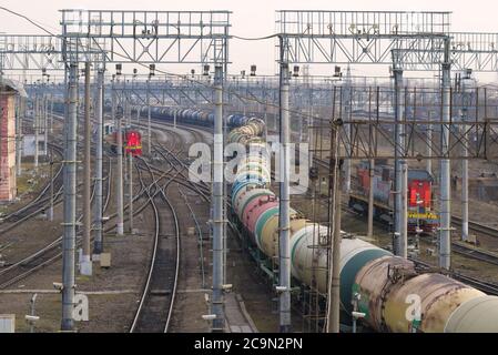 SAINT-PÉTERSBOURG, RUSSIE - 09 AVRIL 2018 : train de marchandises, composé de citernes, à une gare de triage ferroviaire Banque D'Images