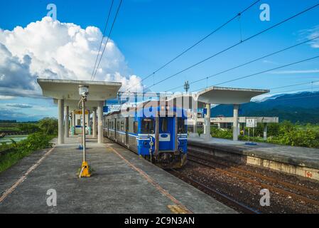 Arrêt de train à la gare de Dongli à hualien, taïwan. La traduction du texte chinois est Dongli, le nom de cette station. Banque D'Images