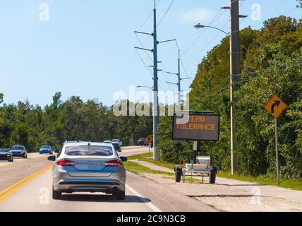 Tolérance zéro écrite sur un panneau routier mobile à énergie solaire à Florida Keys, États-Unis Banque D'Images