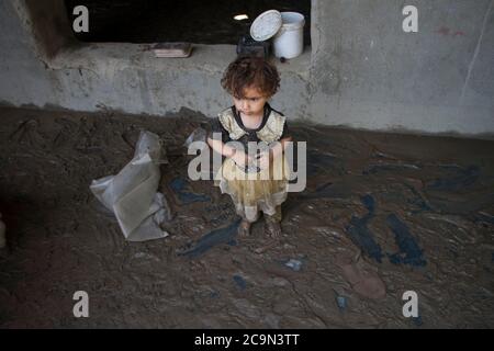 (200801) -- JALALABAD, 1er août 2020 (Xinhua) -- un enfant afghan se tient dans sa maison après une inondation éclair dans le village de Qalatak, district de Kozkunar, province de Nangarhar, Afghanistan, 1er août 2020. Au moins 16 personnes, pour la plupart des enfants, ont été tuées à la suite d'une inondation éclair qui a lavé plusieurs maisons dans le district de Kozkunar, dans la province orientale de Nangarhar en Afghanistan, vendredi soir, a déclaré le porte-parole du gouvernement provincial Attaullah Khogiani samedi. (Photo de Saifurahman Safi/Xinhua) Banque D'Images