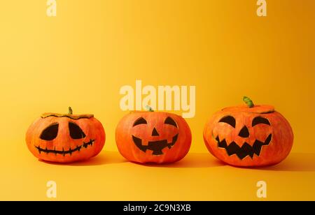 Joyeux halloween ! Lanternes de citrouilles sur fond jaune. Banque D'Images