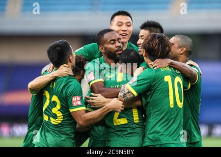 Suzhou, province chinoise du Jiangsu. 1er août 2020. Les joueurs de Beijing Sinobo Guoan fêtent après le score de leur coéquipier Jonathan Viera (4e R) lors du deuxième tour de match entre Beijing Sinobo Guoan et Wuhan Zall lors de la saison 2020 repoussée de la Super League (CSL) Suzhou Division à Suzhou, province du Jiangsu en Chine orientale, le 1er août 2020. Credit: Yang Lei/Xinhua/Alay Live News Banque D'Images