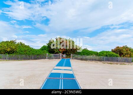 Rampe d'accès à la plage pour fauteuils roulants sur le sable de South Beach. Miami Beach, États-Unis Banque D'Images