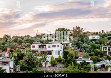 Demeures d'Afissos, village historique sur les pentes du Mont Pélion, Grèce. Les demeures sont construites en pierre et en bois et les toits sont recouverts de Banque D'Images