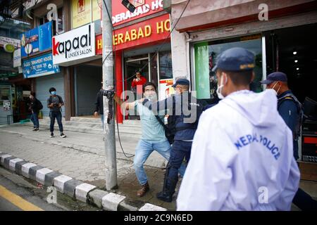 Katmandou, Népal. 1er août 2020. La police anti-émeute arrête un jeune lors d'une manifestation pour l'iih, 26 ans, qui est en son 15e jour de grève de la faim exigeant que le gouvernement honore l'accord récemment conclu en 12 points, pour une meilleure réponse COVID-19, près de la résidence officielle du Premier ministre, Baluwatar, Katmandou, Népal, le samedi 1er août 2020. Le personnel de police a arrêté les manifestants alors qu'ils se réunissaient pour les manifestations et les a emmenées au poste de police. Crédit: Skanda Gautam/ZUMA Wire/Alay Live News Banque D'Images