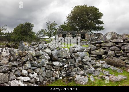 Ce cottage en pierre abandonné se trouve dans le parc national de Snowdonia, dans le nord du pays de Galles. Il se trouve à proximité du village de Deiniolen. Banque D'Images