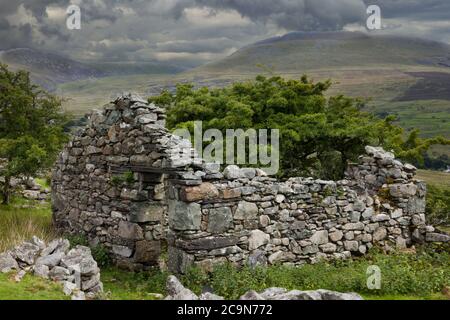 Ce cottage en pierre abandonné se trouve dans le parc national de Snowdonia, dans le nord du pays de Galles. Il se trouve à proximité du village de Deiniolen. Banque D'Images