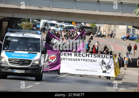 Erfurt, Allemagne. 1er août 2020. Les participants d'une démonstration avec le slogan "organiser l'autoprotection antifasciste" courir avec des drapeaux et des bannières à travers le centre-ville. Le contexte des événements est un incident dans la nuit de 17. À 18. Juillet. À cette époque, un groupe de jeunes a été physiquement attaqué et blessé devant la chancellerie d'État d'Erfurt. Selon les autorités chargées de l'enquête, certains des attaquants ont une origine extrémiste de droite. Credit: Bodo Schackow/dpa-Zentralbild/dpa/Alay Live News Banque D'Images