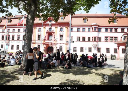 Erfurt, Allemagne. 1er août 2020. Les participants d'une démonstration avec le slogan "organiser l'autoprotection antifasciste" stand et s'assoient sur un pré devant la chancellerie d'Etat. Le contexte des événements est un incident dans la nuit de 17. À 18. Juillet. À cette époque, un groupe de jeunes a été physiquement attaqué et blessé devant la chancellerie d'État d'Erfurt. Selon les autorités chargées de l'enquête, certains des attaquants ont une origine extrémiste de droite. Credit: Bodo Schackow/dpa-Zentralbild/dpa/Alay Live News Banque D'Images