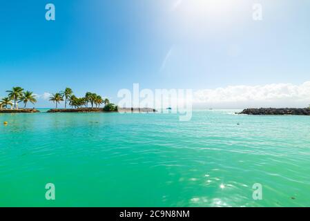 Soleil qui brille sur la plage du Bas du fort en Guadeloupe, antilles françaises. Petites Antilles, mer des Caraïbes Banque D'Images