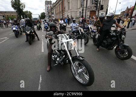 Un groupe de motocyclistes a mené une marche pour soutenir la campagne Stop the Maangamizi et le Comité de marche des réparations du jour d'émancipation afrikan, de la place Windrush au parc Max Roach à Brixton, Londres. Un couvre-feu et d'autres restrictions ont été imposés aux manifestations prévues dans le sud de Londres pour empêcher les personnes de bloquer les routes principales ou de planifier des événements musicaux illégaux, a déclaré Scotland Yard. Banque D'Images