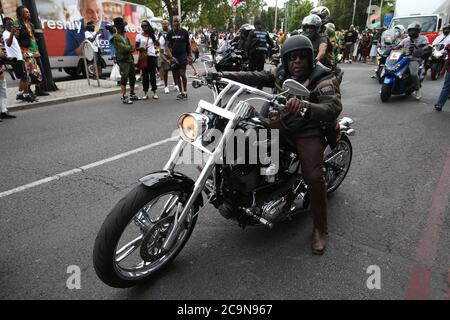 Un groupe de motocyclistes a mené une marche pour soutenir la campagne Stop the Maangamizi et le Comité de marche des réparations du jour d'émancipation afrikan, de la place Windrush au parc Max Roach à Brixton, Londres. Un couvre-feu et d'autres restrictions ont été imposés aux manifestations prévues dans le sud de Londres pour empêcher les personnes de bloquer les routes principales ou de planifier des événements musicaux illégaux, a déclaré Scotland Yard. Banque D'Images