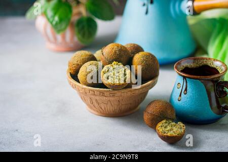 beignets végétariens avec thé au matcha. Copier l'espace. Mise au point sélective Banque D'Images