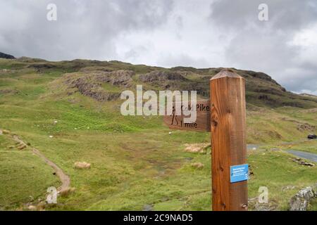 Signes de sentier au sommet du col Wrynose dans le district de English Lake, au Royaume-Uni. Banque D'Images