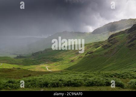 Temps orageux dans le district des lacs anglais avec de fortes averses de tonnerre après un temps chaud donnant une vue spectaculaire sur Little Langdale, depuis Wrynose Pa Banque D'Images