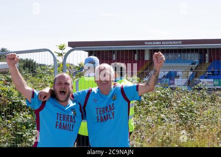 Weymouth, Royaume-Uni. 1er août 2020. Les fans de Weymouth fêtent devant le stade Bob Lucas, tandis que Weymouth F.C. remporte la finale contre Dartford, assurant la promotion à la Ligue nationale. Crédit : Liam Asman/Alay Live News Banque D'Images