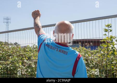 Weymouth, Royaume-Uni. 1er août 2020. Les fans de Weymouth fêtent devant le stade Bob Lucas, tandis que Weymouth F.C. remporte la finale contre Dartford, assurant la promotion à la Ligue nationale. Crédit : Liam Asman/Alay Live News Banque D'Images