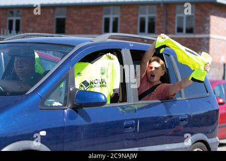 Weymouth, Royaume-Uni. 1er août 2020. Les fans de Weymouth fêtent devant le stade Bob Lucas, tandis que Weymouth F.C. remporte la finale contre Dartford, assurant la promotion à la Ligue nationale. Crédit : Liam Asman/Alay Live News Banque D'Images