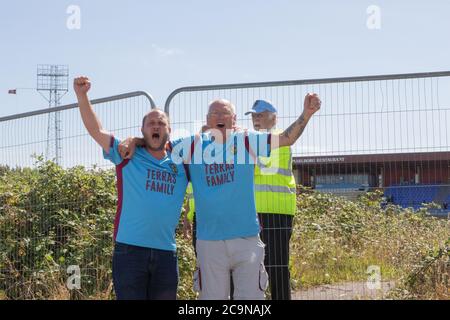 Weymouth, Royaume-Uni. 1er août 2020. Les fans de Weymouth fêtent devant le stade Bob Lucas, tandis que Weymouth F.C. remporte la finale contre Dartford, assurant la promotion à la Ligue nationale. Crédit : Liam Asman/Alay Live News Banque D'Images