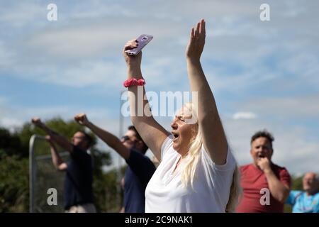 Weymouth, Royaume-Uni. 1er août 2020. Les fans de Weymouth fêtent devant le stade Bob Lucas, tandis que Weymouth F.C. remporte la finale contre Dartford, assurant la promotion à la Ligue nationale. Crédit : Liam Asman/Alay Live News Banque D'Images