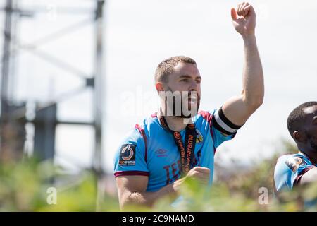 Weymouth, Royaume-Uni. 1er août 2020. Les fans de Weymouth fêtent devant le stade Bob Lucas, tandis que Weymouth F.C. remporte la finale contre Dartford, assurant la promotion à la Ligue nationale. Crédit : Liam Asman/Alay Live News Banque D'Images