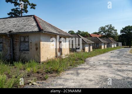 Elstal, Allemagne. 27 juillet 2020. Vue sur l'hébergement des anciens athlètes sur le terrain du village olympique d'Elstal, dans le Brandebourg. Depuis janvier 2019, le promoteur immobilier Terraplan de Nuremberg a remis à neuf le Speisehaus der Nationen, classé comme l'ancienne chaudière, le future Haus Central. De plus, de nouveaux bâtiments résidentiels sont construits autour de ces bâtiments. Au total, environ 365 appartements seront construits dans la première phase de construction jusqu'en 2022. Credit: Paul Zinken/dpa-Zentralbild/ZB/dpa/Alay Live News Banque D'Images