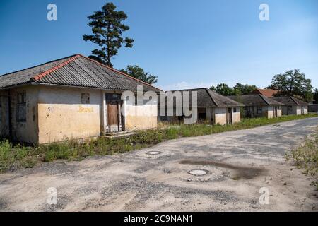 Elstal, Allemagne. 27 juillet 2020. Vue sur l'hébergement des anciens athlètes sur le terrain du village olympique d'Elstal, dans le Brandebourg. Depuis janvier 2019, le promoteur immobilier Terraplan de Nuremberg a remis à neuf le Speisehaus der Nationen, classé comme l'ancienne chaudière, le future Haus Central. De plus, de nouveaux bâtiments résidentiels sont construits autour de ces bâtiments. Au total, environ 365 appartements seront construits dans la première phase de construction jusqu'en 2022. Credit: Paul Zinken/dpa-Zentralbild/ZB/dpa/Alay Live News Banque D'Images