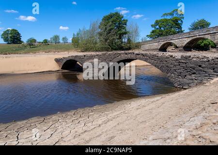 Middleton dans teesdale, Co. Durham. Un pont à cheval, normalement submergé par l'eau sur le réservoir de Grassholme, émerge intacte à mesure que les niveaux d'eau f Banque D'Images