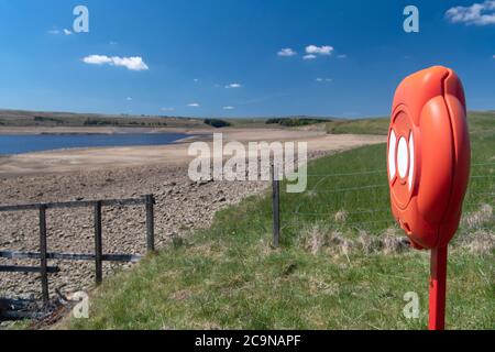Ceinture à vie sur le côté d'un réservoir séché, Middleton à Teesdale, comté de Durham, Royaume-Uni. Banque D'Images