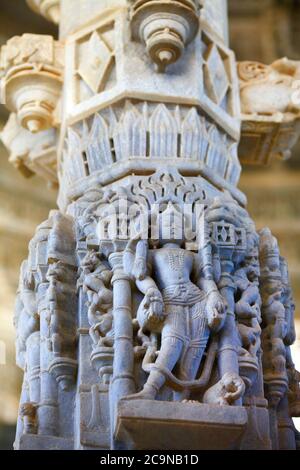 RANAKPUR, INDE . Des sculptures et des colonnes sculptées étonnantes dans le temple d'Adinath jain au Rajasthan Banque D'Images