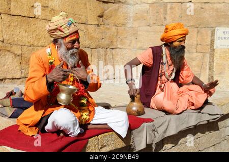 Sadhu gens dans la vieille ville de Jaisalmer. Rajastan, février 2013 Inde Banque D'Images