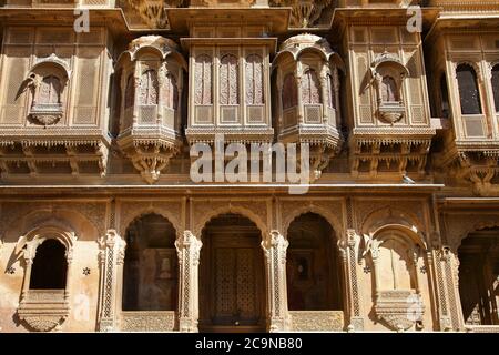 Golden City of India - magnifique Jaisalmer avec des bâtiments traditionnels sculptés dans le style Mughal. Rajastan Banque D'Images