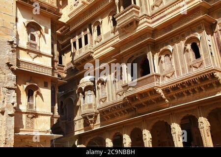 Golden City of India - magnifique Jaisalmer avec des bâtiments traditionnels sculptés de style Mughal. Rajastan Banque D'Images