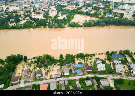 Vue aérienne de la rivière Dnister avec eau sale et maisons inondées dans la ville de Halych, ouest de l'Ukraine. Banque D'Images