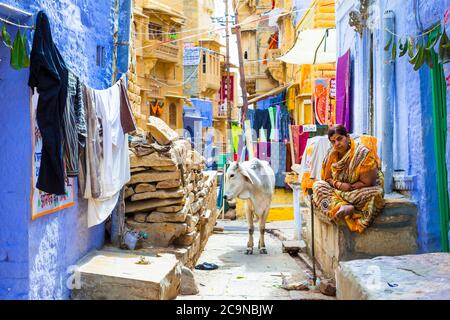 Couleurs de l'Inde traditionnelle. Rues commerçantes de la vieille ville de Jaisalmer. Rajastan. Fév 2013 Banque D'Images