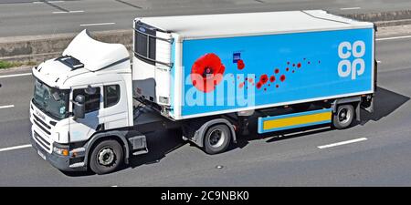 Camions et roues courtes au détail Coop Food Supermarket Le graphique de la remorque de livraison de la chaîne d'approvisionnement de l'entreprise est à l'appui de Royal Legion britannique Royaume-Uni Banque D'Images