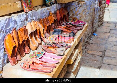 Inde traditionnelle. Rues commerçantes de la vieille ville de Jaisalmer. Chaussures en cuir faites à la main. Rajastan. Banque D'Images