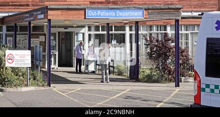 Outpatients entrée du département masque facial les infirmières travaillent à l'extérieur pour enregistrer le patient pendant le coronavirus covid 19 pandémie Orsett NHS Hospital Essex UK Banque D'Images