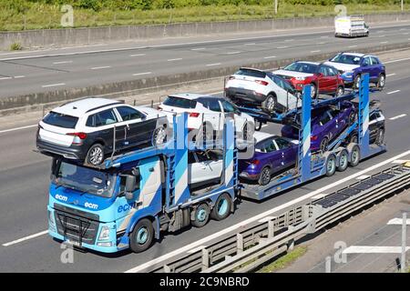 Vue aérienne CME commercial camion livraison de voiture de transport rampes de transport Neuf nouvelles voitures Arona Seat non enregistrées pilotant Autoroute Angleterre Royaume-Uni Banque D'Images