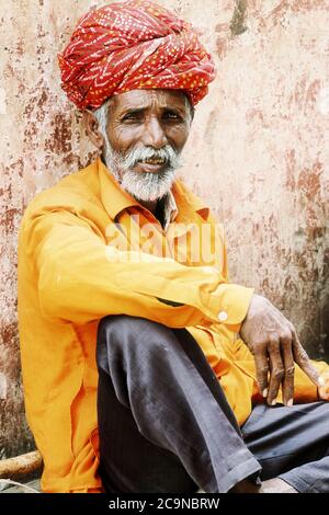 Portrait d'un vieil homme pauvre en vêtements traditionnels et en turban. Ville de Jaisalmer. fév 2013. Rajastan, Inde Banque D'Images