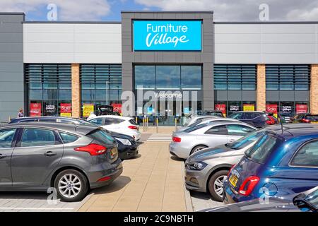 Parking gratuit, Clock Tower Retail Park avec Furniture Village façade du magasin de détail et panneau de bienvenue à l'avant du magasin ci-dessus entrée Chelmsford Essex Royaume-Uni Banque D'Images